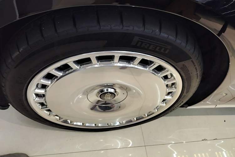 Used Hima S800 2025 Model, Range-Extended Starlight Executive Edition, 4 Seats Left Front Wheel Hub