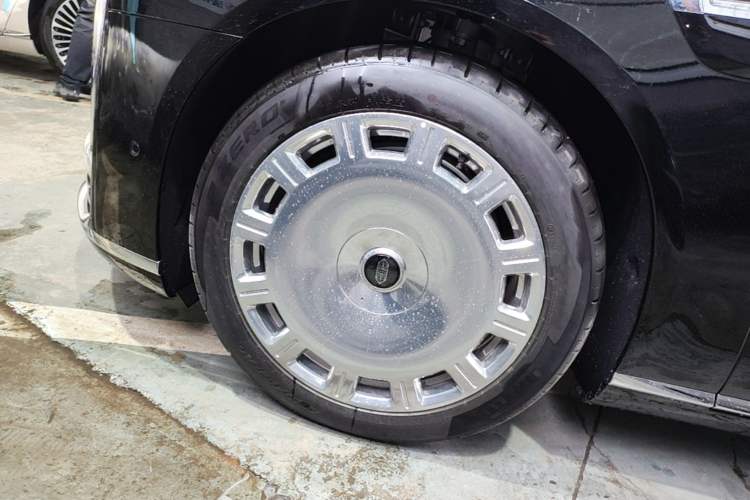 Used Hima S800 2025 Model, Range-Extended Starlight Executive Edition, 4 Seats Left Front Wheel Hub