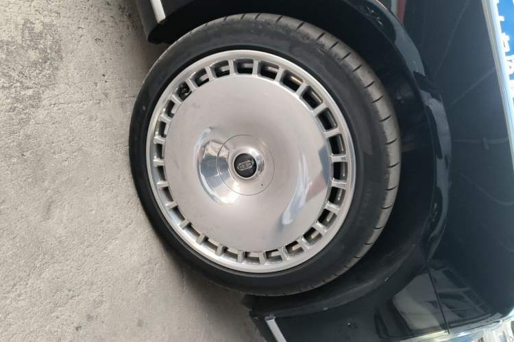 Used Hima S800 2025 Model, Range-Extended Starlight Prestige Edition, 5 Seats Right Front Wheel Hub