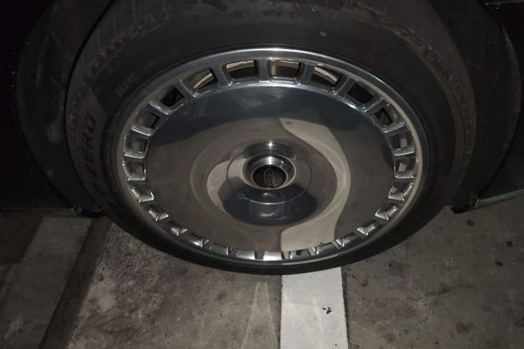 Used Hima S800 2025 Model, Range-Extended Starlight Executive Edition, 4 Seats Right Front Wheel Hub