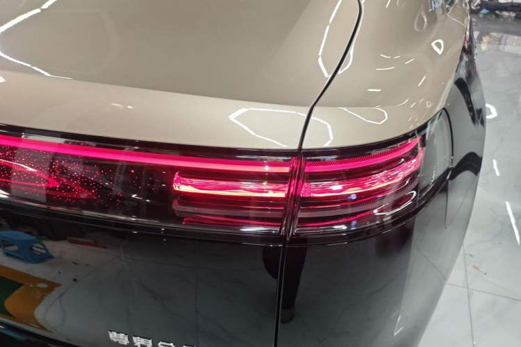 Used Hima S800 2025 Model, Range-Extended Starlight Executive Edition, 4 Seats Right Rear Taillight