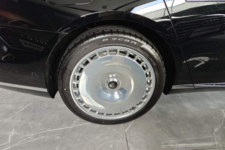Used Hima S800 2025 Model, Range-Extended Starlight Executive Edition, 4 Seats Right Rear Wheel Hub