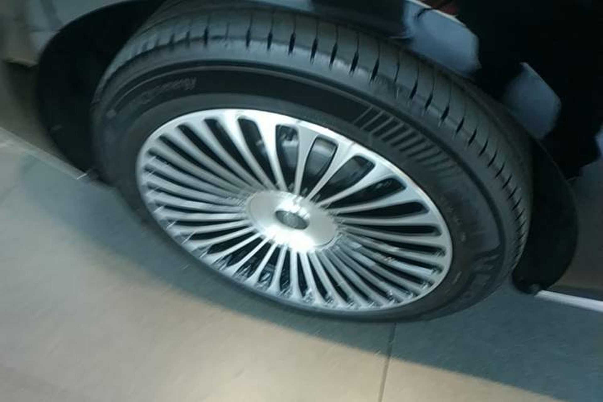 Used Hima S800 2025 Model, Range-Extended Starlight Executive Edition, 4 Seats Right Rear Wheel Hub