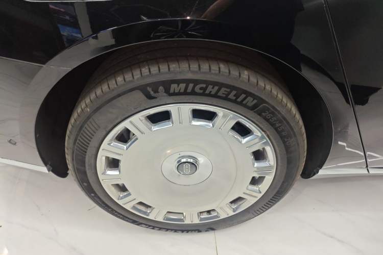 Used Hima S800 2025 Model, Range-Extended Starlight Executive Edition, 4 Seats Right Rear Wheel Hub