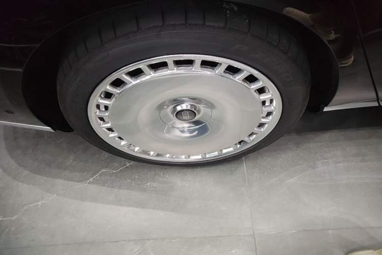 Used Hima S800 2025 Model, Range-Extended Starlight Executive Edition, 4 Seats Right Rear Wheel Hub