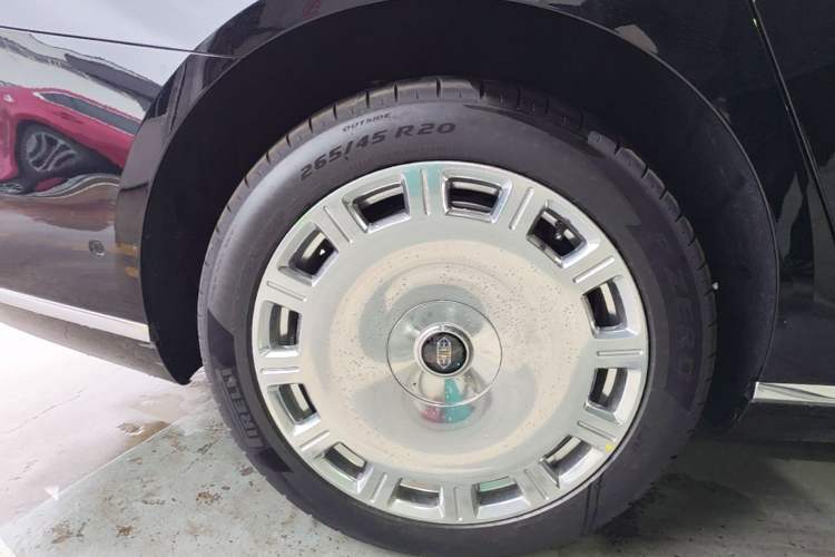 Used Hima S800 2025 Model, Range-Extended Starlight Executive Edition, 4 Seats Right Rear Wheel Hub