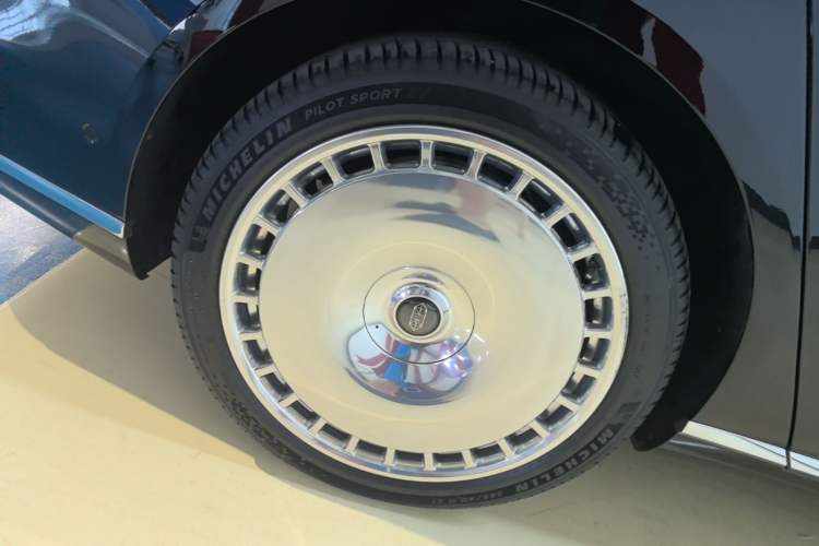 Used Hima S800 2025 Model, Pure Electric Starlight Premium Edition, 5 Seats Right Rear Wheel Hub