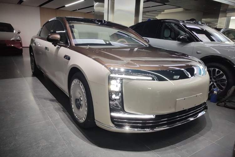 Used Hima S800 2025 Model, Range-Extended Starlight Executive Edition, 4 Seats Front Right 45 Deg