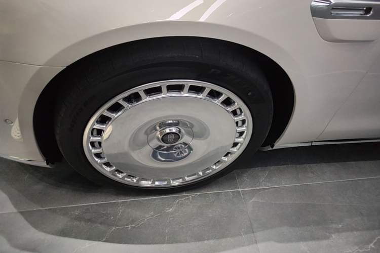 Used Hima S800 2025 Model, Range-Extended Starlight Executive Edition, 4 Seats Left Front Wheel Hub