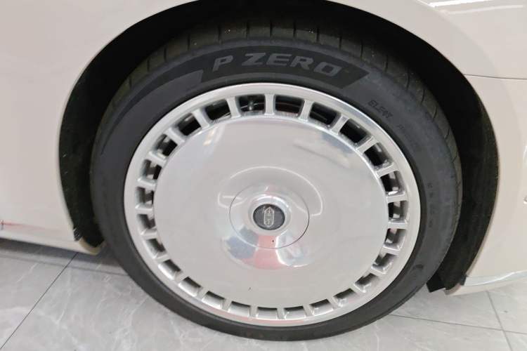 Used Hima S800 2025 Model, Range-Extended Starlight Executive Edition, 4 Seats Right Front Wheel Hub