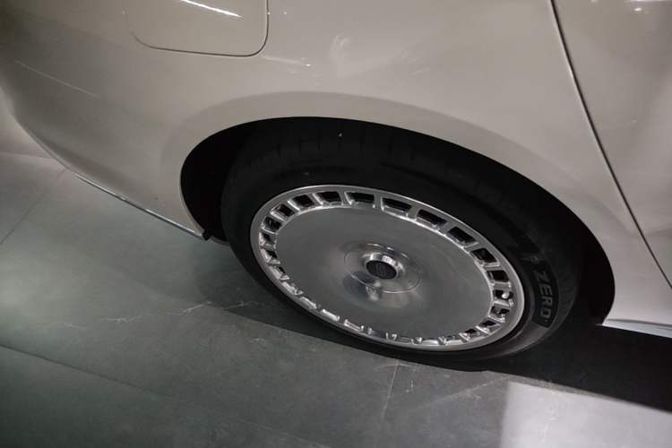 Used Hima S800 2025 Model, Range-Extended Starlight Executive Edition, 4 Seats Right Rear Wheel Hub