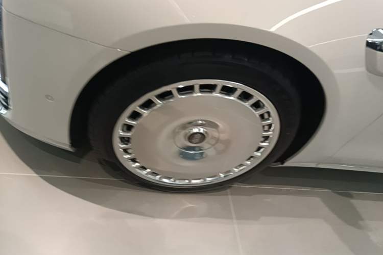 Used Hima S800 2025 Model, Range-Extended Starlight Executive Edition, 4 Seats Left Front Wheel Hub