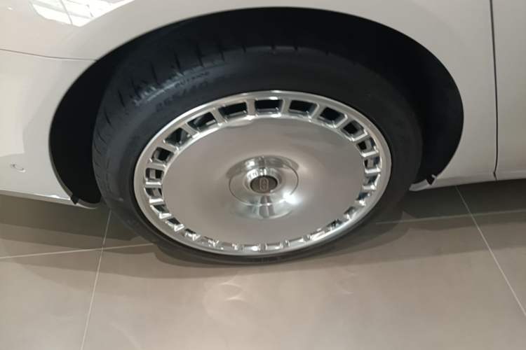 Used Hima S800 2025 Model, Range-Extended Starlight Executive Edition, 4 Seats Right Rear Wheel Hub