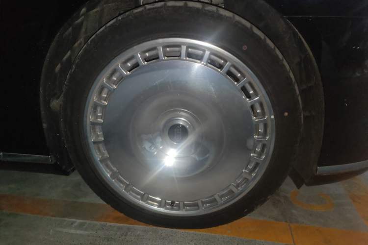Used Hima S800 2025 Model, Range-Extended Starlight Executive Edition, 4 Seats Right Front Wheel Hub