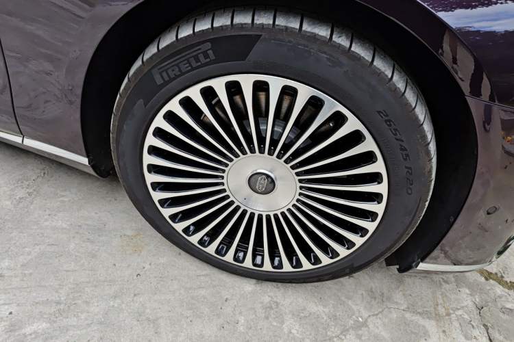Used Hima S800 2025 Model, Range-Extended Starlight Executive Edition, 4 Seats Right Front Wheel Hub