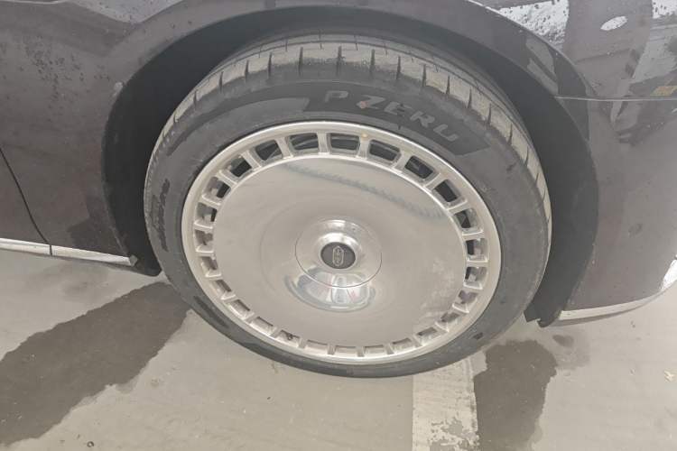 Used Hima S800 2025 Model, Range-Extended Starlight Executive Edition, 4 Seats Right Front Wheel Hub