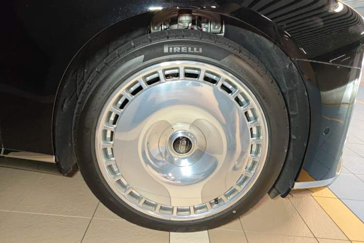 Used Hima S800 2025 Model, Range-Extended Starlight Executive Edition, 4 Seats Right Front Wheel Hub