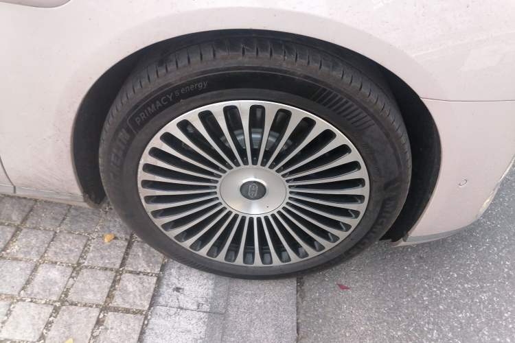 Used Hima S800 2025 Model, Range-Extended Starlight Executive Edition, 4 Seats Right Front Wheel Hub