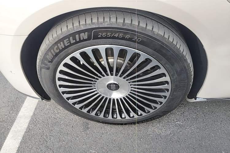 Used Hima S800 2025 Model, Range-Extended Starlight Premium Edition, 5 Seats Left Front Wheel Hub