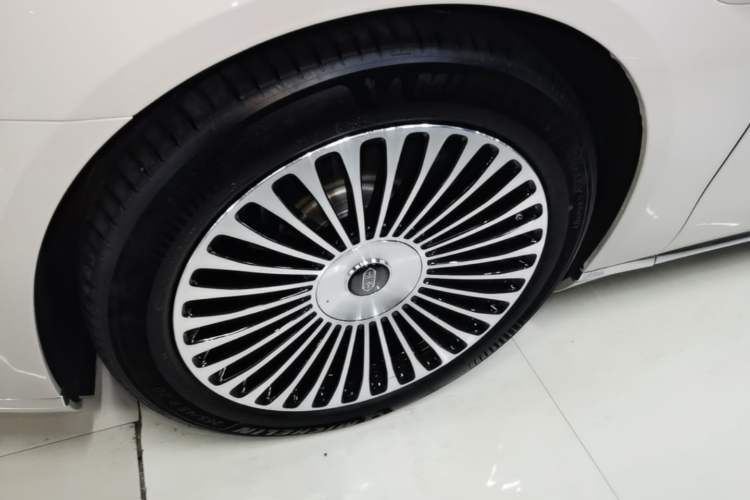 Used Hima S800 2025 Model, Range-Extended Starlight Premium Edition, 5 Seats Left Front Wheel Hub