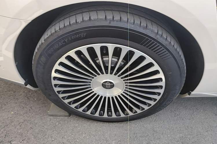 Used Hima S800 2025 Model, Range-Extended Starlight Premium Edition, 5 Seats Right Rear Wheel Hub