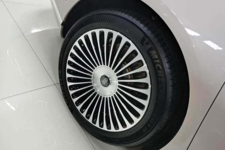 Used Hima S800 2025 Model, Range-Extended Starlight Premium Edition, 5 Seats Right Rear Wheel Hub