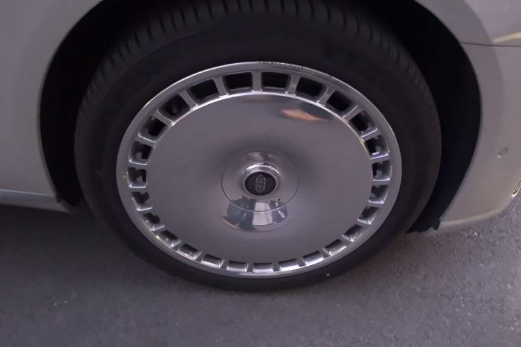 Used Hima S800 2025 Model, Pure Electric Starlight Premium Edition, 5 Seats Right Front Wheel Hub