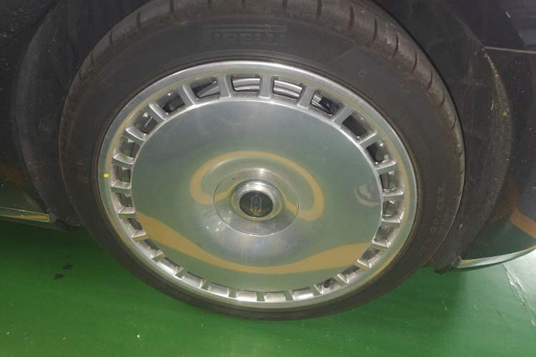 Used Hima S800 2025 Model, Range-Extended Starlight Executive Edition, 4 Seats Right Front Wheel Hub