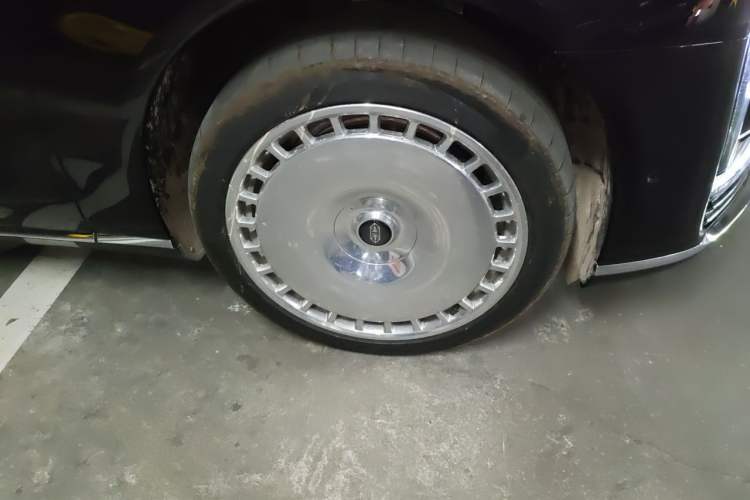 Used Hima S800 2025 Model, Range-Extended Starlight Executive Edition, 4 Seats Right Front Wheel Hub