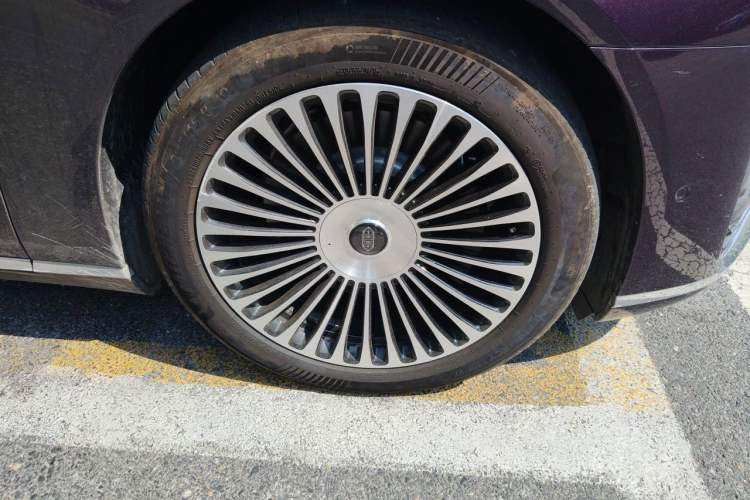 Used Hima S800 2025 Model, Range-Extended Starlight Premium Edition, 5 Seats Right Front Wheel Hub