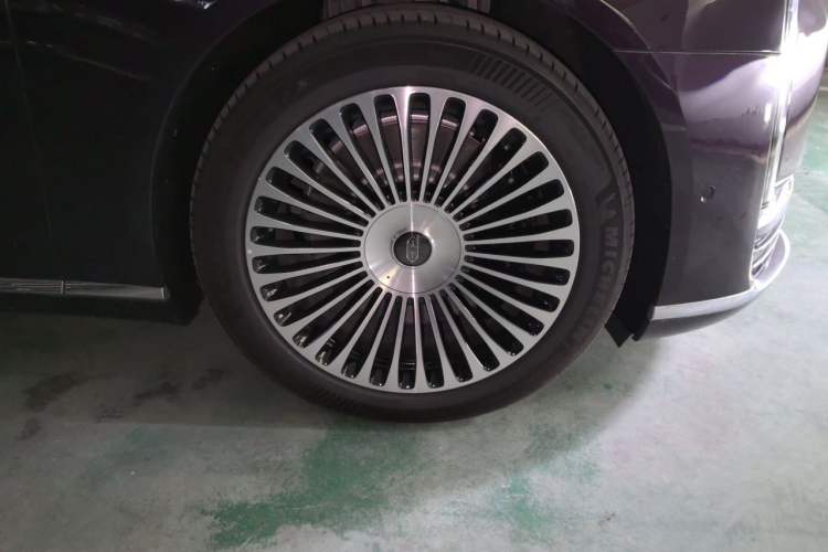 Used Hima S800 2025 Model, Range-Extended Starlight Executive Edition, 4 Seats Right Front Wheel Hub