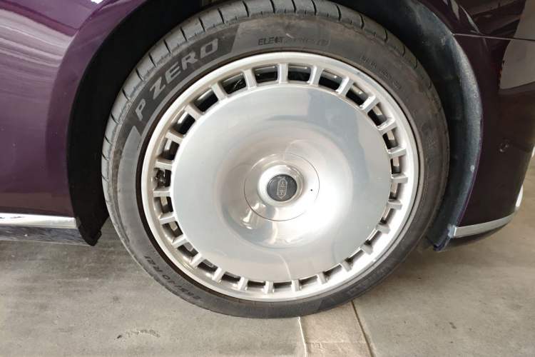 Used Hima S800 2025 Model, Range-Extended Starlight Executive Edition, 4 Seats Right Front Wheel Hub