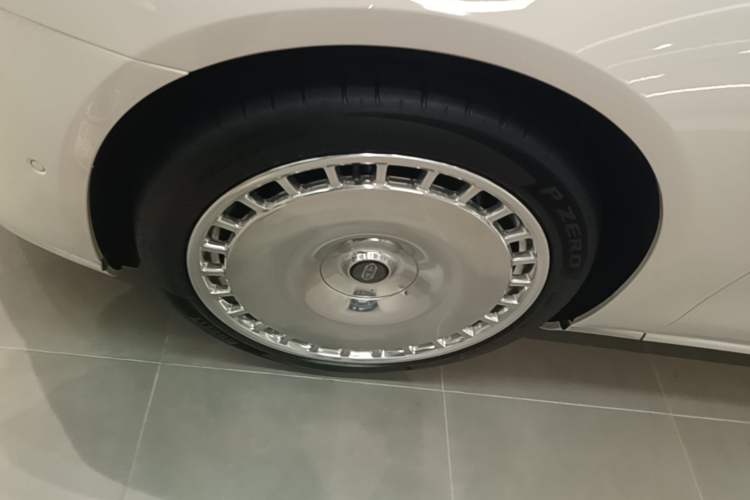 Used Hima S800 2025 Model, Range-Extended Starlight Executive Edition, 4 Seats Left Front Wheel Hub