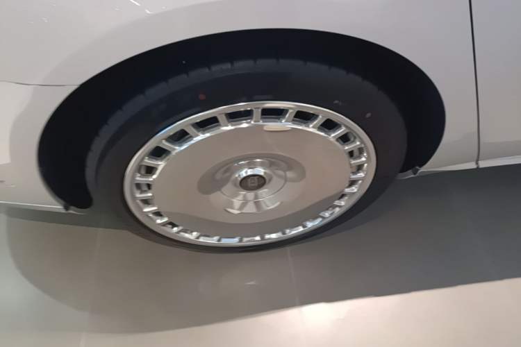 Used Hima S800 2025 Model, Range-Extended Starlight Executive Edition, 4 Seats Right Rear Wheel Hub
