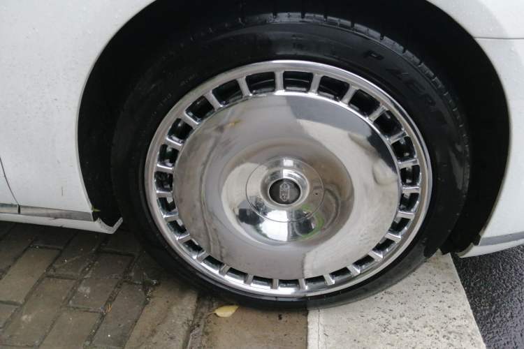 Used Hima S800 2025 Model, Range-Extended Starlight Executive Edition, 4 Seats Right Front Wheel Hub