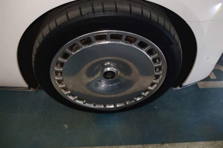 Used Hima S800 2025 Model, Range-Extended Starlight Executive Edition, 4 Seats Right Front Wheel Hub