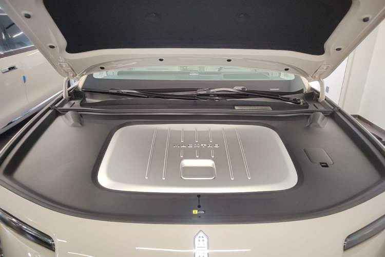 Used Hima S800 2025 Model, Pure Electric Starlight Executive Edition, 4 Seats Engine Bay