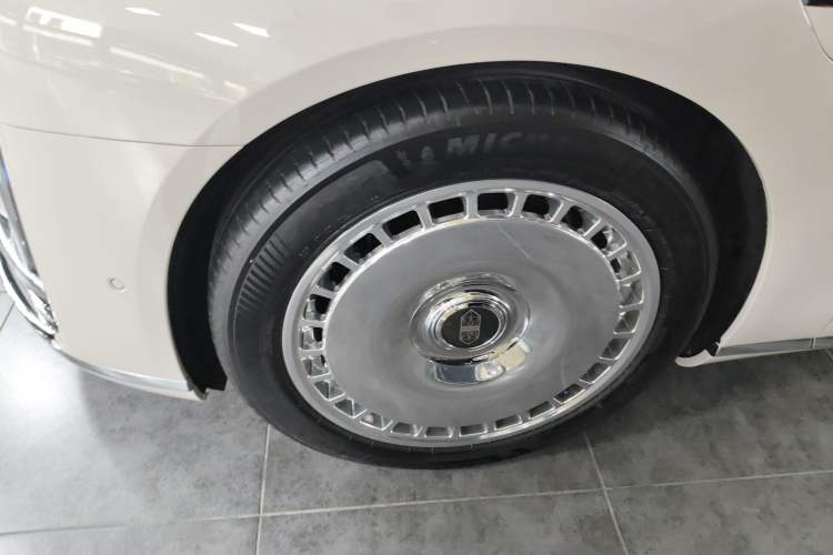 Used Hima S800 2025 Model, Range-Extended Starlight Executive Edition, 4 Seats Left Front Wheel Hub