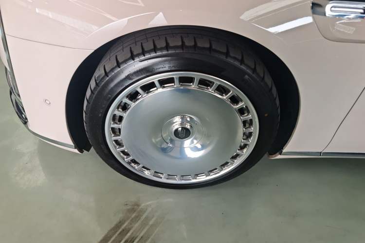 Used Hima S800 2025 Model, Range-Extended Starlight Executive Edition, 4 Seats Left Front Wheel Hub