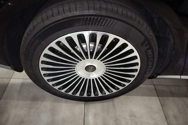 Used Hima S800 2025 Model, Range-Extended Starlight Premium Edition, 5 Seats Right Rear Wheel Hub