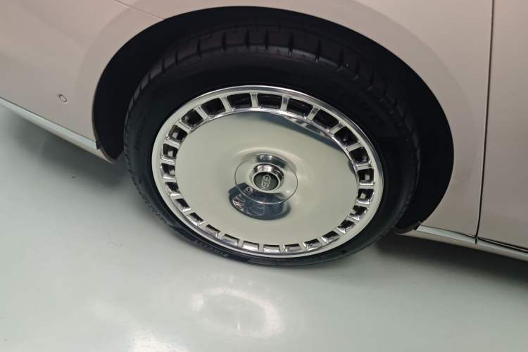 Used Hima S800 2025 Model, Range-Extended Starlight Executive Edition, 4 Seats Right Rear Wheel Hub