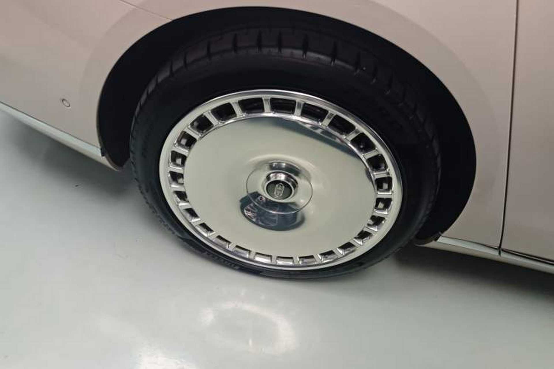Used Hima S800 2025 Model, Range-Extended Starlight Executive Edition, 4 Seats Right Rear Wheel Hub