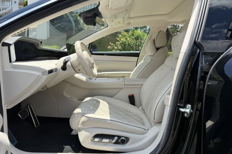 Used Hima Stelato S9 2024 All-Electric Max Rear-Drive Long-Range Version Left Front Seat