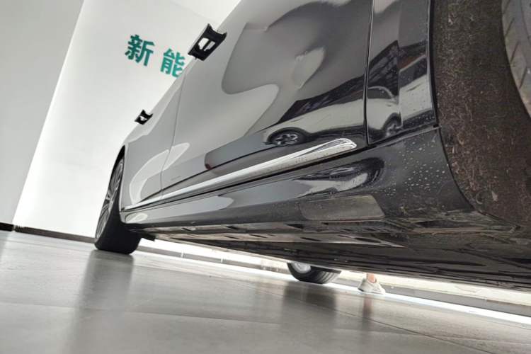 Used Hima Stelato S9 2024 All-Electric Max Rear-Drive Long-Range Version Right Side Sill