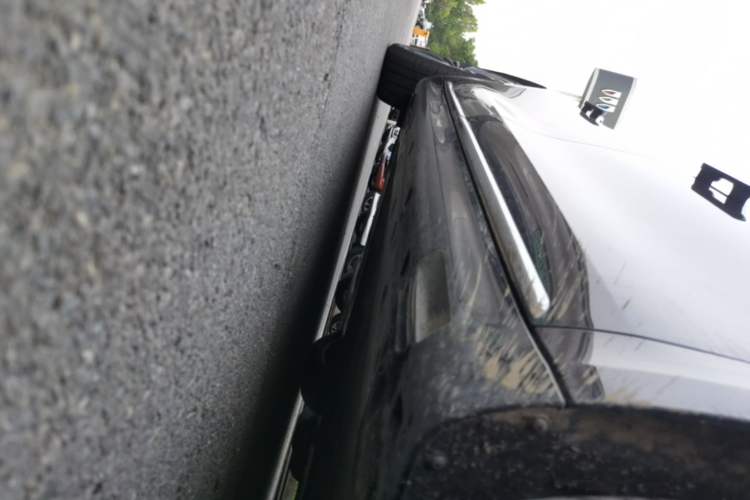 Used Hima Stelato S9 2024 All-Electric Max Rear-Drive Long-Range Version Right Side Sill