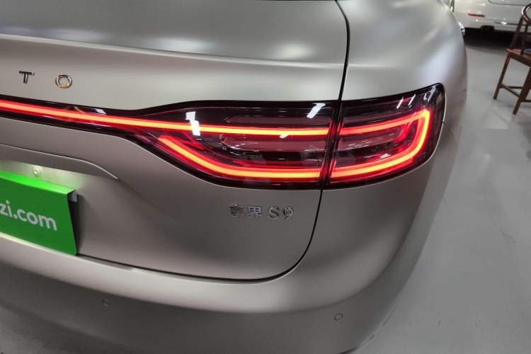 Used Hima Stelato S9 2024 All-Electric Ultra Four-Wheel-Drive Flagship Edition Right Rear Taillight