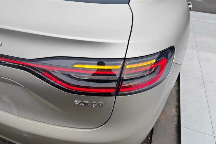 Used Hima Stelato S9 2024 All-Electric Ultra Four-Wheel-Drive Flagship Edition Right Rear Taillight