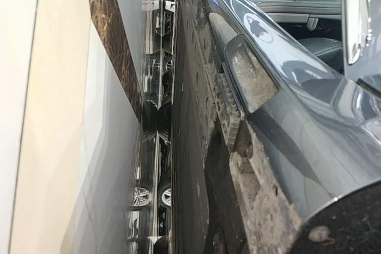 Used Hima Stelato S9 2024 All-Electric Max Rear-Drive Long-Range Version Right Side Sill