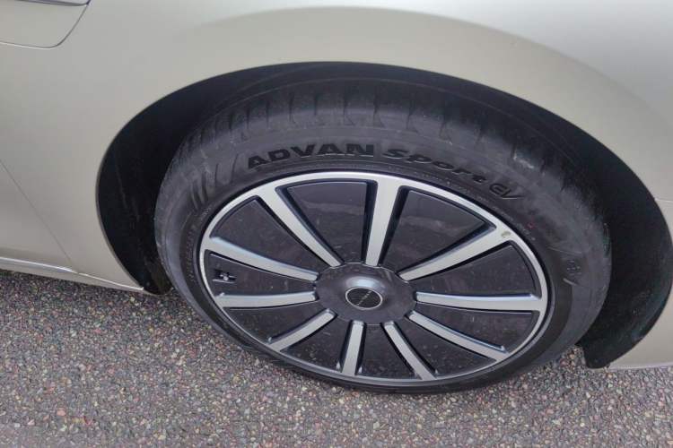 Used Hima Stelato S9 2024 All-Electric Ultra Rear-Drive Long-Range Flagship Edition Right Front Wheel Hub