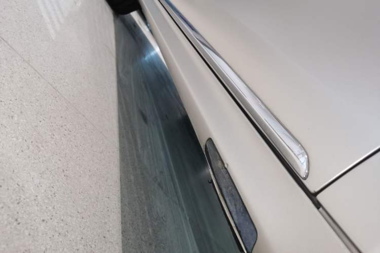 Used Hima Stelato S9 2024 All-Electric Max Rear-Drive Long-Range Version Right Side Sill
